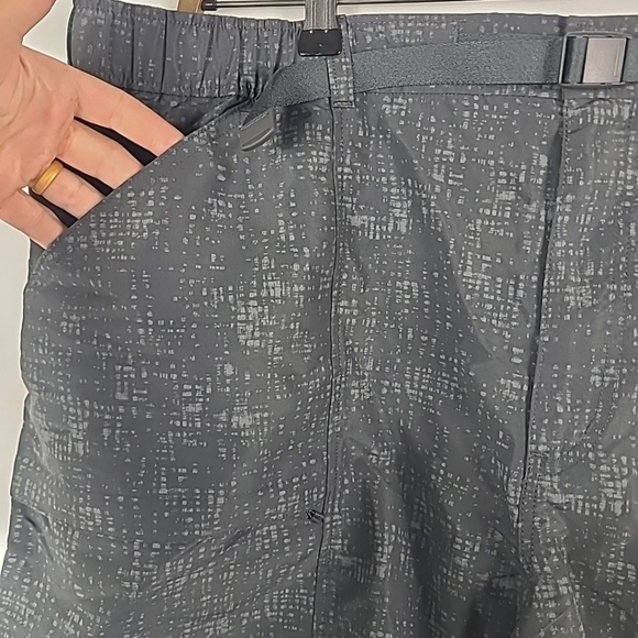 NWT UNIQLO Mens Geared Shorts 8" Lightweight Water-Repellent Grey Outdoor Sz 3XL - Picture 2 of 6